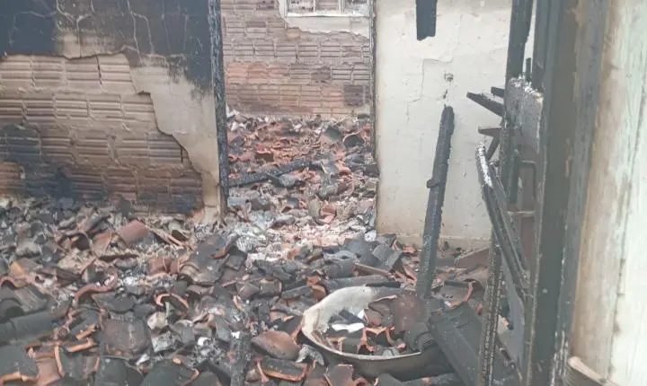 Criminosos furtam residência rural, levam objetos e colocam fogo em casa em Angatuba
