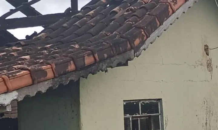 Criminosos furtam residência rural, levam objetos e colocam fogo em casa em Angatuba