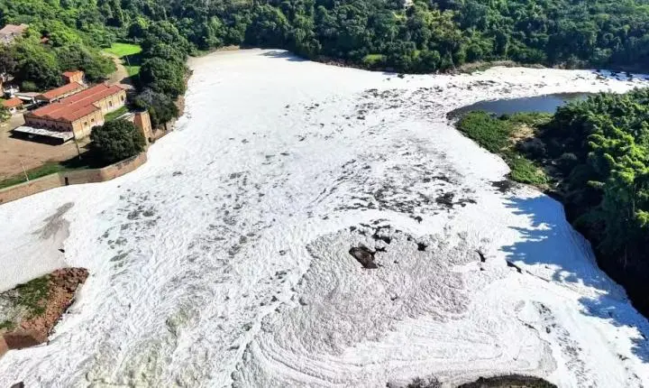Espuma tóxica volta a cobrir Rio Tietê em Salto e acende alerta ambiental