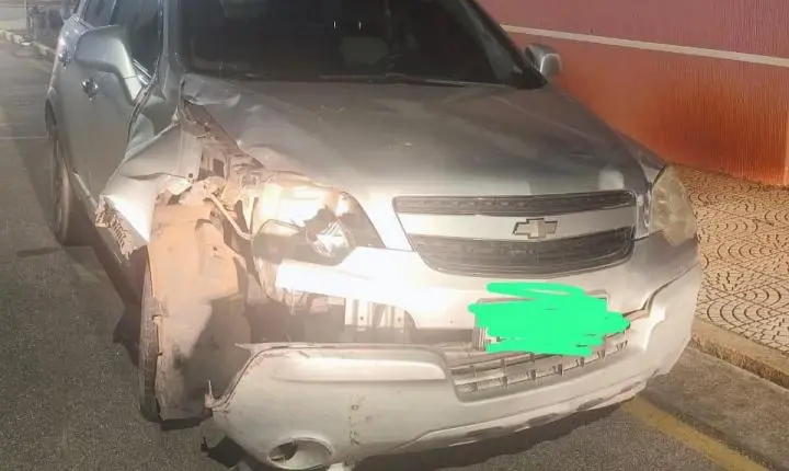 GCM de Angatuba atende colisão de carro contra árvore no centro na madrugada de sábado