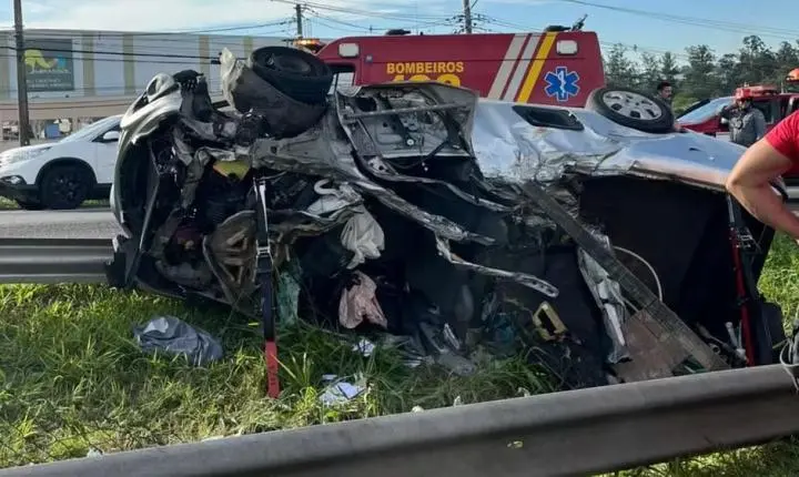 Homem morre após caminhão desgovernado atingir carro na SP-300 em Jundiaí