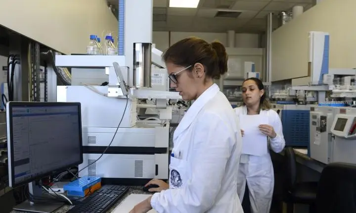 Iniciativas tentam facilitar acesso e permanência de mães na ciência
