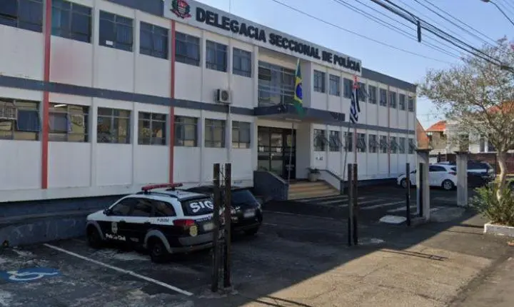 Mãe denuncia possível negligência após filha de 3 anos voltar da escola suja de fezes no Rechã