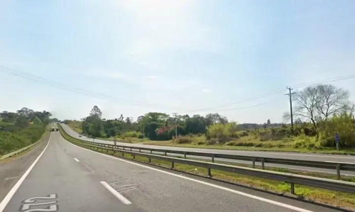 Motociclista morre em acidente envolvendo carro e caminhão na Raposo Tavares