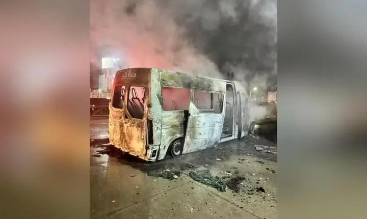 Van da Saúde de Riversul pega fogo na Raposo Tavares durante transporte de pacientes